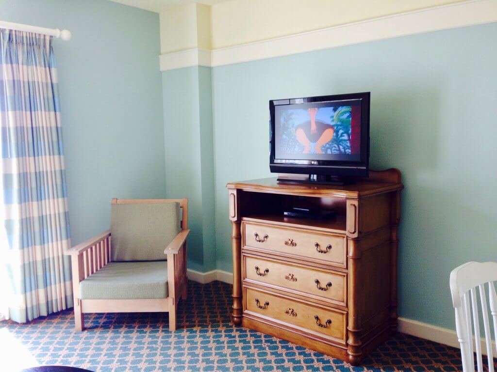dvc bwv living area tv and chair